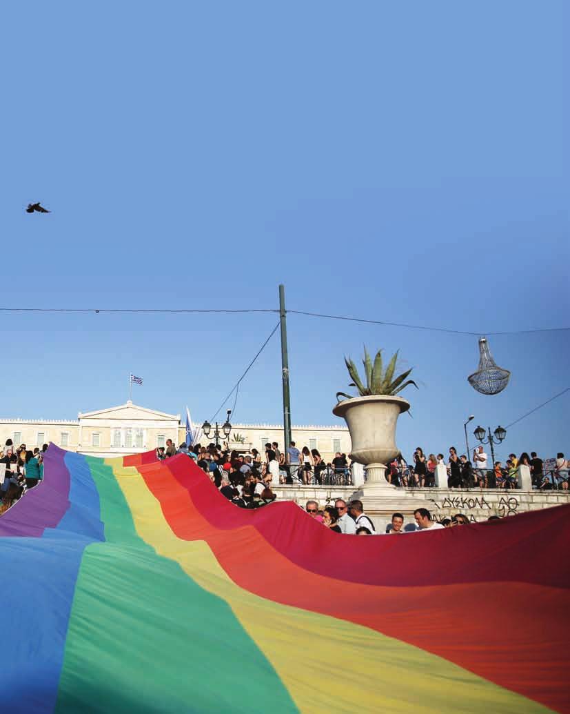 σημαία με το ουράνιο τόξο της περηφάνιας κυμάτισε πρώτη φορά, επίσημα, τον Ιούνιο του 2005 και καθιέρωσε το αθηναϊκό Pride σαν μία γιορτή για το δικαίωμα στη διαφορετικότητα και τον σεβασμό, που