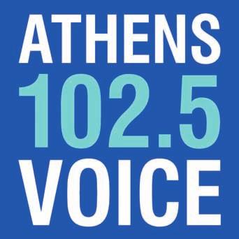 υπάρχει αέρας στο δωμάτιο, όταν το κάνει αυτό), μου απευθύνει τον λόγο, είναι γλυκός μαζί μου και οι φίλες μου λένε ότι με φλερτάρει.