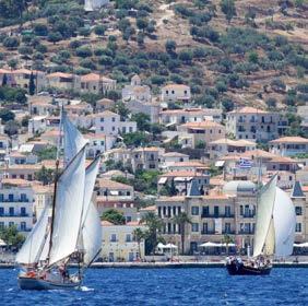Όπως είναι συνηθισμένο για τα ελληνικά θέατρα (και σε αντίθεση με αυτά του ρωμαϊκού), η θέα στο καταπράσινο τοπίο πίσω από τη σκηνή αποτελεί αναπόσπαστο μέρος του θεάτρου.