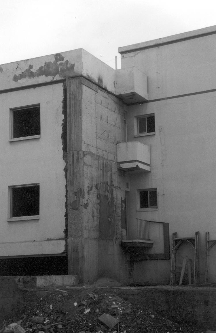 Για να αποτιµηθεί ο «βαθµός ενίσχυσης» του κτιρίου, έγιναν συγκρίσεις µεταξύ αποτελεσµάτων όπως προκύπτουν από τις επιλύσεις του προσοµοιώµατος µε συνεκτίµηση της
