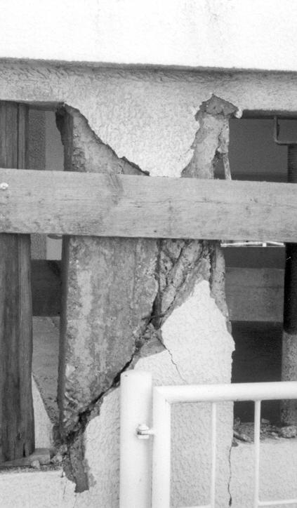 Αντίθετα, στο ηµιυπόγειο δεν υπάρχουν τοιχοπληρώσεις µε συνεπακόλουθο τη δηµιουργία µαλακού ορόφου. Περιµετρικά του ηµιυπόγειου χώρου υπάρχει τοιχείο οπλισµένου σκυροδέµατος ύψους 1.