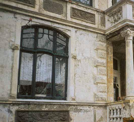 Záchranné opatrenia: sanácia poškodenej omietky a muriva Fasády tvoria optický vzhľad budov. Ich pozitívny dojem vychádza z architektonického návrhu a kompozície najrôznejších stavebných hmôt.