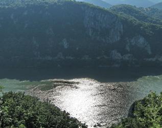 Ђердапска клисура Fig.3. Đerdap gorge 18 туризма у овом сектору могућ је једино у спрези са хрватским ритским зонама суседног Копачког рита и Националног парка Драва-Дунав на мађарској територији.