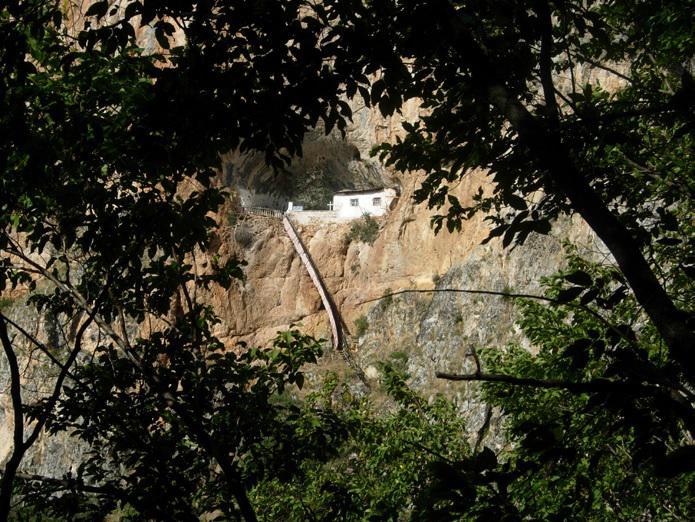 επιλογή θέσης η τεχνική ανοικοδόμησης, παραπέμπει σν τρόπο κασκευής μακρων κελιών μοχισμού Μετεώρων. Έχει απλή, φτωχική κασκευή ορθογώνια κάψη, περί 30-40μ2 ιερό είι μέσα φυσική κοιλό βράχου.