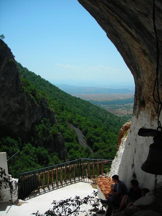 ς οικισμούς Αμπελόκηποι, Αργος ρεστικό, Κασριά, λίμνη, γύρω πεδιάδα αλλά κορυφές Γράμμου σ βάθος.