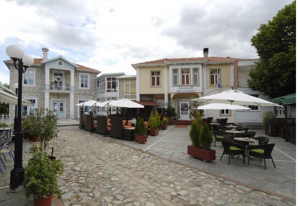Το Βογατσικό, χάρη σ αντίσιχες υποδομές διαθέτει (ξενώνες, καστήμα εστίασης/ψυχαγωγίας, πανπωλεία, φούρνος κα) καλύπτει βασικές ανάγκες κάθε επισκέπ αποτελεί βάση για εξορμήις σ ευρύτερη.