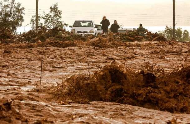 Αιφνίδιο πλημμυρικό γεγονός ή Στιγμιαία πλημμύρα (Flash Flood) Πλημμύρες που οφείλονται σε πολύ έντονες (ή ακραίες), τοπικού συνήθως χαρακτήρα αιφνίδιες βροχοπτώσεις.