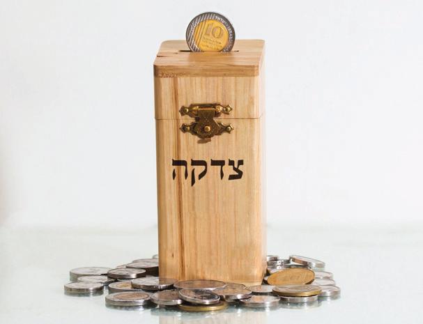 הרב צבי וינברג // פנינים על פרשת השבוע מה רמוז במספר המילים שבפסוק ראשון בכל תחילת ספר מחמשה חומשי תורה? הנותן צדקה לעני בצורה מבוזה, האם זה כמו שמבזה אתרוג בשעת הנטילה?