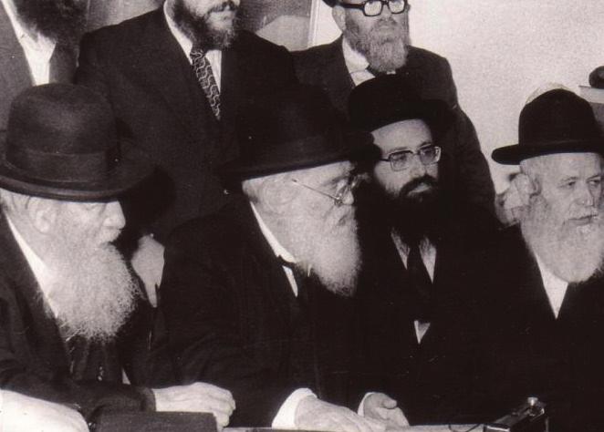 מעשה באדם חרדי, אשר ניהל לפרנסתו חנות תכשיטים גדולה. באחד הימים פרצו גנבים לחנות, רוקנו אותה מכל סחורתה, ששוויה הוערך בסכום עתק, ונעלמו.
