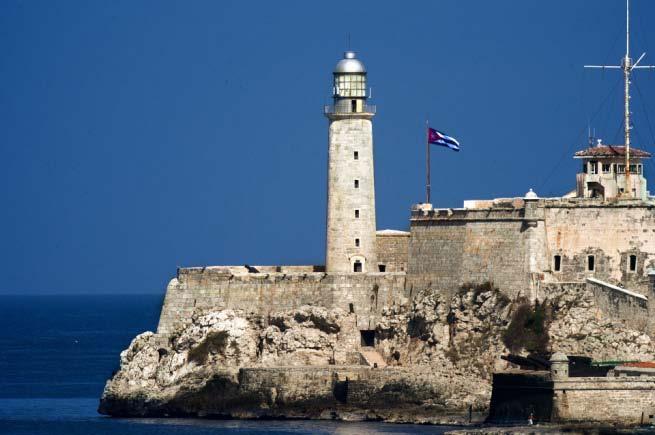 Το ρούμι συνήθως συνοδεύεται από ένα γευστικό, αρωματικό πούρο Αβάνας και έτσι θα έχουμε τη μοναδική εμπειρία να γνωρίσουμε από κοντά την διαδικασία παραγωγής των φημισμένων χειροποίητων πούρων της