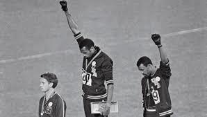 Μεξικό 1968 Οι Ολυμπιακοί Αγώνες του Μεξικού σημαδεύτηκαν από τις υψωμένες γροθιές των νικητών των 200μ, Τόμι Σμίθ στην 1 η θέση και Τζον Κάρλος στην 3 η θέση.