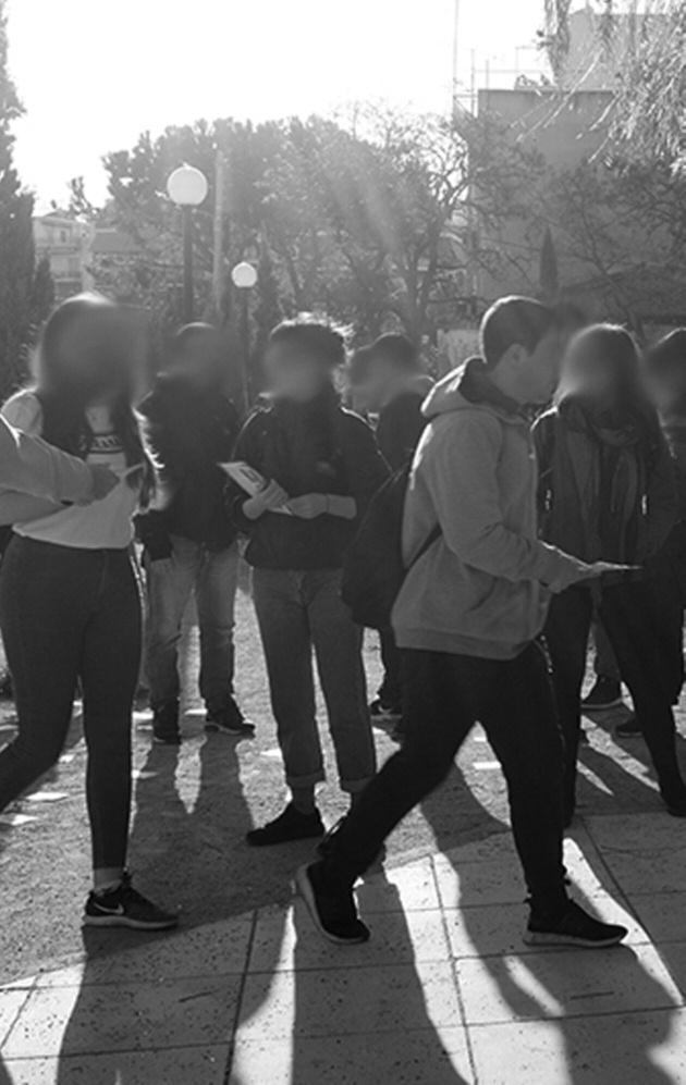 Ουτε στο πρωτο λυκειο Ουτε στη γειτονια φασιστεσ να προσεχετε τα βραδια στα στενα Κυριακή βράδυ - η κάμερα έτοιμη, οι άλτες σε θέσεις μάχης, τα σπρέι ρέουν αργά στους τοίχους.