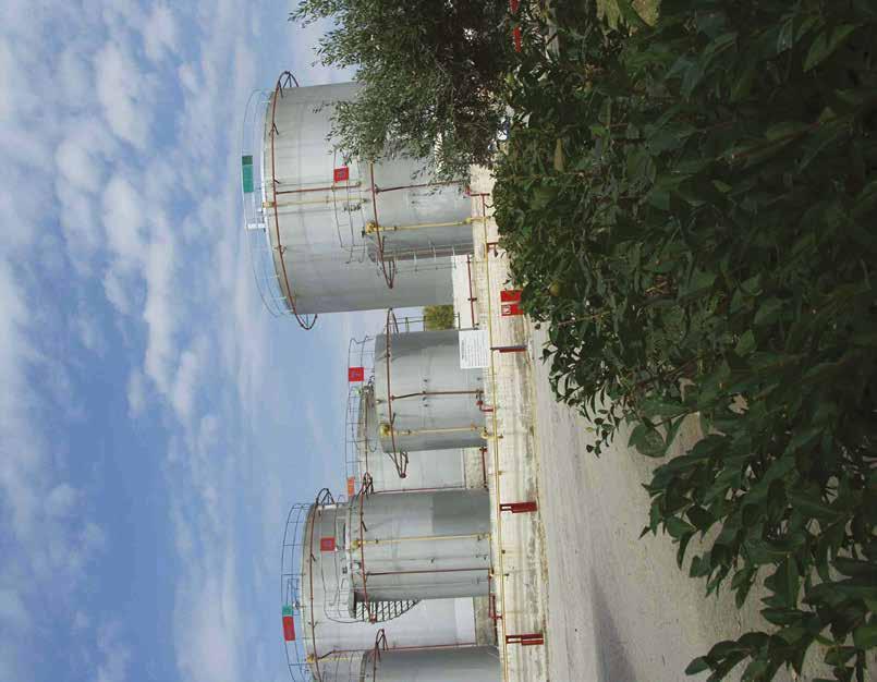 Προκειμένου το pet coke να μη διαχέεται στην ατμόσφαιρα καταβρέχεται κατά την αποθήκευσή του και έπειτα το νερό αυτό ανακυκλώνεται ώστε να ξαναχρησιμοποιηθεί.