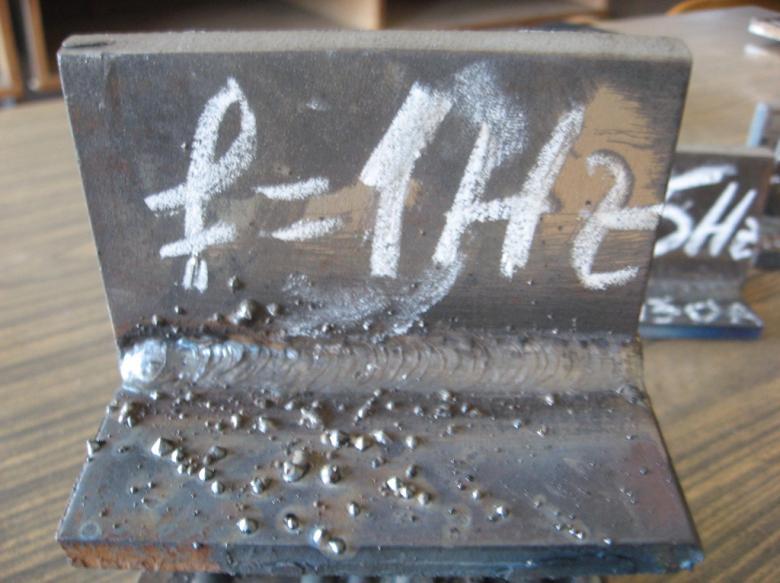 constata diferenţele de topire ale metalului de bază între curentul de puls şi