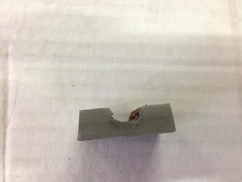 Pendularea electrodului favorizează pătrunderea mai mare şi mai sigură la rădăcină. Acest lucru este confirmat şi de aspectul macroscopic al sudurii, figura 5.29.