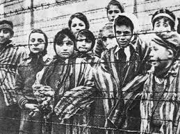 Στα στρατόπεδα συγκέντρωσης Στα στρατόπεδα συγκέντρωσης, οι γιατροί των SS και διάφοροι ερευνητές χρησιμοποίησαν πολλά παιδιά για ιατρικά πειράματα, με αποτέλεσμα το θάνατο πολλών από αυτά.