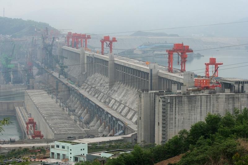 Το μεγαλύτερο υδροηλεκτρικό εργοστάσιο στον κόσμο Το μεγαλύτερο υδροηλεκτρικό εργοστάσιο στον κόσμο είναι το Three Gorges Dam. Βρίσκεται στον ποταμό Yangtze, στην επαρχία Yiling της Κίνας.