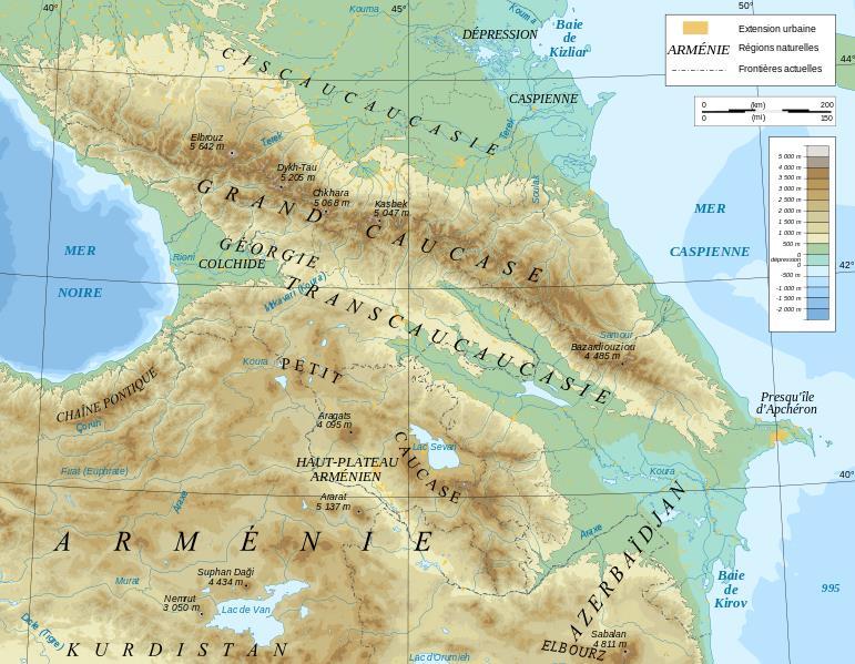 Καύκασος, η "στέγη της Ευρώπης" Η εμβληματική οροσειρά του Καυκάσου μοιράζεται ανάμεσα σε τέσσερεις χώρες (Ρωσία, Γεωργία, Αζερμπαϊτζάν και Αρμενία) και περιβάλλεται από ένα πολύμορφο σκηνικό φυσικών