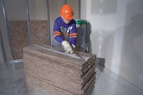 Knauf 3) 7 8 În cazul partiţiilor uşoare, cu montanţi verticali (lemn sau metal), fără izolaţie, reducerea sunetului este asigurată numai de panourile de