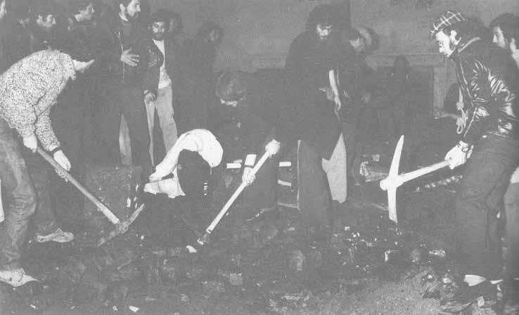 120 ΠΟΡΤΟΓΑΛΙΑ: Η «ΑΝΕΦΙΚΤΗ» ΕΠΑΝΑΣΤΑΣΗ Πρωθυπουργός, μπήκε στην αρένα, ο κόσμος ζητωκραύγασε πιστεύοντας ότι ήταν ο Σπίνολα. Όταν κατάλαβαν το λάθος, οι επευφημίες σταμάτησαν.