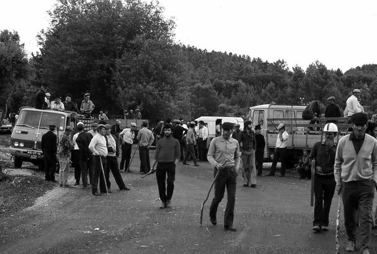 KEFALAIO VI: ΟΙ ΑΓΡΟΤΙΚΟΙ ΑΓΩΝΕΣ 153 Κατάληψη τσιφλικιού από εργάτες γης και άνεργους, 1975. Γεωργών» άρχισε να κερδίζει κάποια υποστήριξη.