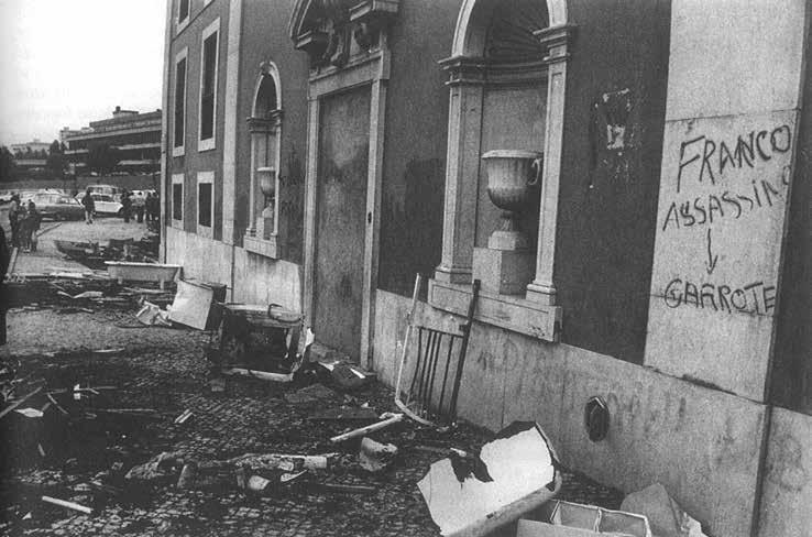 ΚΕΦΑΛΑΙΟ XIV: Η ΑΠΟ-ΚΟΙΝΩΝΙΚΟΠΟΙΗΣΗ 295 Η Ισπανική πρεσβεία μετά την επίθεση των διαδηλωτών, σ αντίποινα για την εκτέλεση των πολιτικών κρατουμένων απ το Φράνκο (27/9/75). «γιγαντιαίες» διαδηλώσεις.