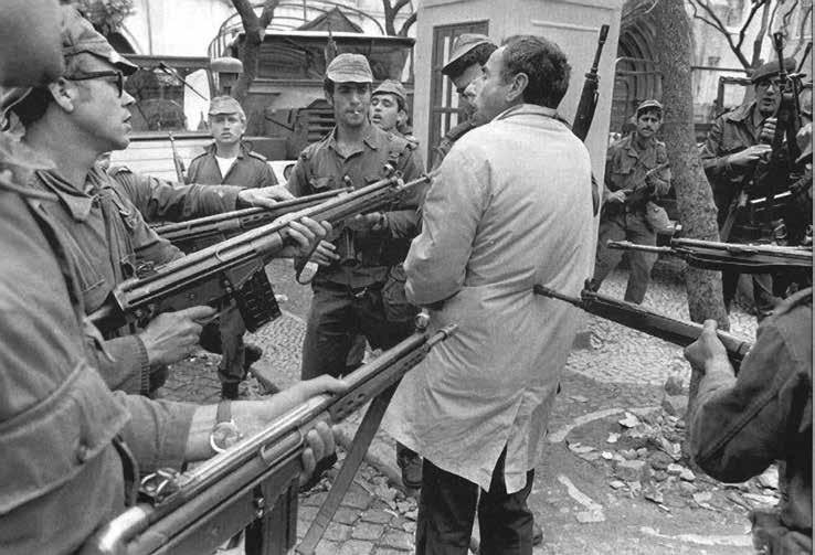 ΚΕΦΑΛΑΙΟ Ι: Η ΠΡΩΤΗ ΒΔΟΜΑΔΑ 49 ονόματα, η μορφή και το στυλ είναι απολύτως όμοια. Νευρικά, τα πρόσωπα στους δρόμους αρχίζουν να χαμογελάνε.