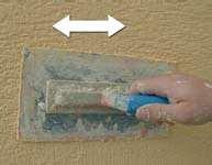 Tencuiala decorativă se întinde cu fierul de glet de inox şi se nivelează la grosimea granulei după care se va drişcui cu drişca de plastic.