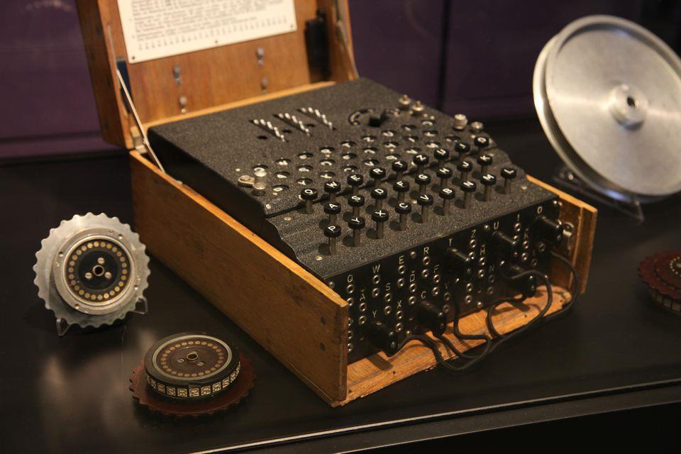 Εικόνα 3: Η μηχανή Enigma.[7] 1.3.3 Τρίτη Περίοδος Κρυπτογραφίας (1950 μ.χ. - Σήμερα) Αυτή η περίοδος χαρακτηρίζεται από την έξαρση της ανάπτυξης στους επιστημονικούς κλάδους των μαθηματικών, της μικροηλεκτρονικής και των υπολογιστικών συστημάτων.