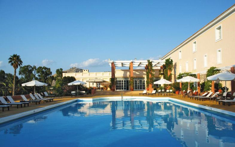 Διευκρινίζεται ότι το τέλος διανυκτέρευσης (άρθρο 53 Ν. 4389/2016), το οποίο διαμορφώνεται στα 3,00/ διανυκτέρευση, θα επιβαρύνει τον πελάτη. Υπεύθυνη κρατήσεων: κα Γεωργία Κριτσωτάκη, τηλ.