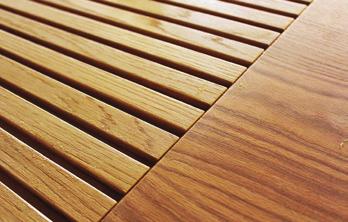 Για την κατασκευή των επίπλων μας χρησιμοποιούμε υψηλής ποιότητας φυσικό ξύλο.