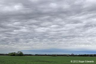 ALTOSTRATUS (As) -jednoličan sivi sloj koji skoro potpuno prekriva nebo -dovoljno tanak da se kroz njega nazire položaj Sunca ili Mjeseca
