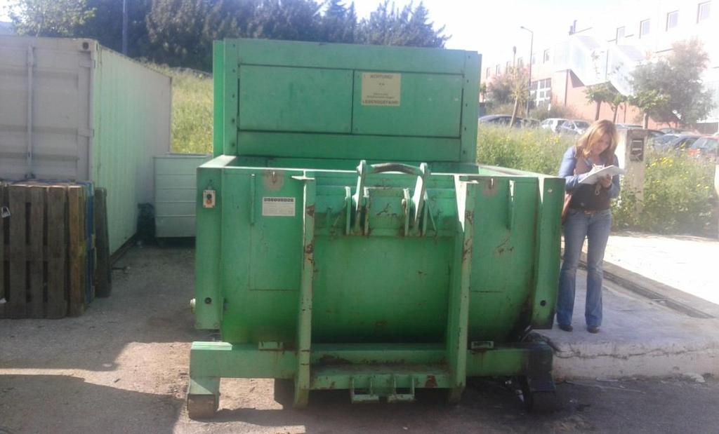 εκτός της ΥΜ όπου σύμφωνα με τις γενικές τεχνικές προδιαγραφές υπουργικής απόφασης 6 ορίζονται τα εξής: Η μεταφορά γίνεται με κάδους τροχήλατους που κλείνουν με καπάκι.