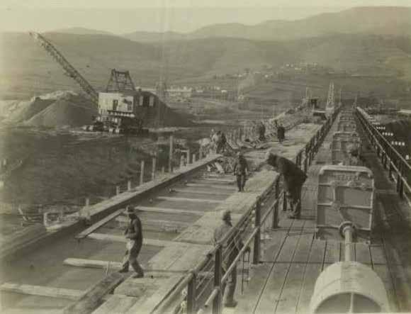 κακόσχολοι, νήστιδες, δύσορμοι, βροτῶν ἄλαι, ναῶν τε καὶ πεισμάτων ἀφειδεῖς, παλιμμήκη χρόνον τιθεῖσαι τρίβῳ κατέξαινον ἄνθος Ἀργείων Κι ήλθαν πνοές απ τον Στρυμόνα πούκαμαν να πλανώνται σε πληκτική