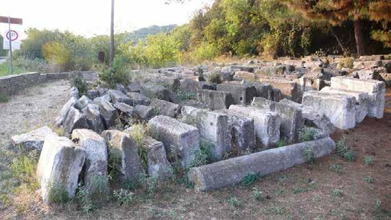 Aρχαιολογικά ευρήματα κατά τις εργασίες αποξήρανσης της Κερκινίτιδος λίμνης ΠΗΝΕΛΟΠΗ ΜΑΛΑΜΑ Εικ. 4. Αρχιτεκτονικά μέλη στην περιοχή του Λέοντα. Εικ. 5. Η αναστήλωση του Λέοντα.