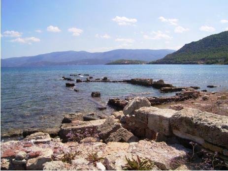Εικ. 20: Η σημερινή μορφή του βυθισμένου λιμανιού. Το 521 ένας ακόμη σεισμός έπληξε την πόλη της Κορίνθου, σύμφωνα με τον Μαλάλα, ο οποίος αναφέρει πως η καταστροφή ήταν πολύ μεγάλη.