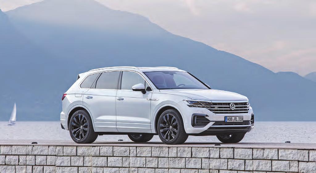 ΜΑΪΟΣ 2018 15 Το νέο Touareg μπορεί να έχει μεγαλώσει κι άλλο το μήκος του φτάνει σχεδόν τα 4,90 μέτρα, αλλά ταυτόχρονα έχει γίνει πιο κομψό, λόγω των πιο δυναμικών αναλογιών του και του πίσω μέρους