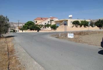 047 Περιγραφή: Αριστερή χωμάτινη φουρκέτα μετά από μεγάλη ευθεία. Από το χωριό Τρούλλοι ακολουθείστε το δρόμο μπροστά από το σχολείο και το γήπεδο του χωριού (οδός Σταδίου). Σε 3.