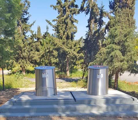 Επιπροσθέτως, ο Δήμος Μαρκοπούλου προμηθεύτηκε και δύο ( 2 ) Γερανούς Ανύψωσης, που τοποθετήθηκαν σε ισάριθμα Απορριμματοφόρα Οχήματα.