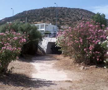 του Μαρκοπούλου ( Κεντρική πλατεία Μαρκοπούλου, Πλατεία Πετούρη - Πούσι Ρι, Παλαιός Σιδηροδρομικός Σταθμός), όσο και στον οικισμό του Πόρτο Ράφτη (Άγιος Σπυρίδωνας, Λιμάνι).