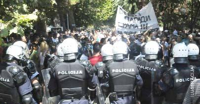 Ради спречавања ескалације насиља и недоличног понашања предвиђено је да одлуку за употребу средстава принуде у случају нарушавања јавног реда