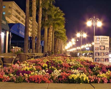 Larnaca Larnaca, (greaca: Λάρνακα, turca: Larnaka) este situata pe coasta sudica a Ciprului. Aici se afla si aeroportul international, deschis dupa 1974, cand cel din Nicosia a devenit inutilizabil.