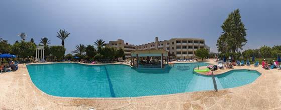 Larnaca-Dhekelia, la numai 150 m de