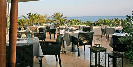Toate camerele au balcoane spatioase private,