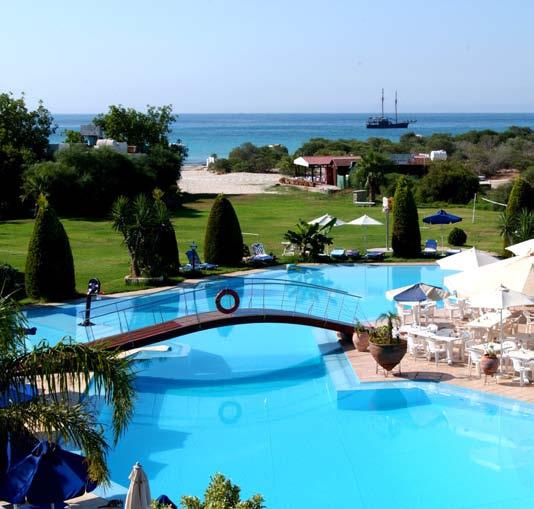 plaje cu nisip fin New Golden Beach si inconjurat de gradini tropicale.