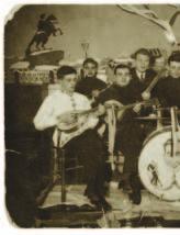 -1962.) pri izra di dva ju spo me ni ka In di ja na ca na ko nju, ko ji su 1928. po stav lje ni u Grant par ku u Chi ca gu (SAD).