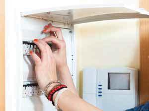 F/18 Disjunctoare cu protecţie diferenţială Disjunctoare cu protecţie diferenţială P 1P 2P P KVKE B, C 2 1 6 32 A 6 ka KVK B, C 2 2 6 32 A 3 ka KVKM B, C 2 2 6 40 A 6 ka Disjunctoarele cu protecţie