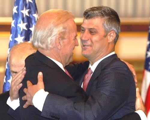 33 Usona vicprezidento Joe Biden (maldekstre) brakumas de Kosovo premieron Haŝim Taĉi, la Kosova Ministro de eksteraj aferoj kaj iama gvidanto de la Kosova Liberiga Armeo (KLA =UÇK), Hashim Thaçi