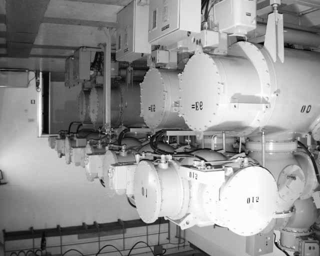 upotrebljava u elektroindustriji kao medij za gašenje luka u SN i VN prekidačima a samim tim i kao izolacija u SN i VN postrojenjima.