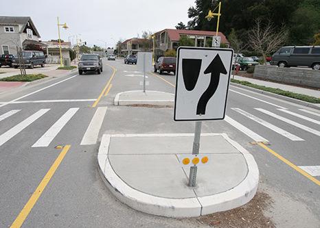 ca/engsvcs/streets/pedestrian/index.htm] Εικόνες 7.20 7.21 Νησίδες παραµονής πεζών (Βανκούβερ) [42] 7.